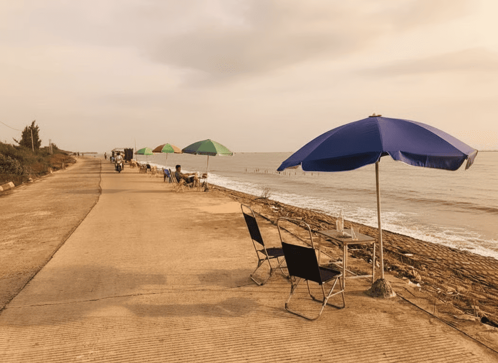 Du kh&aacute;ch c&oacute; thể chạy xe chầm chậm dọc đường đ&ecirc; v&agrave; ngắm cảnh